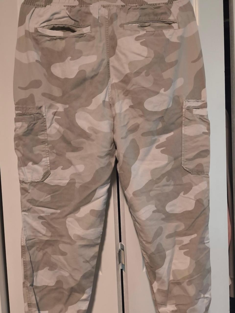 Hollister Women's Gray Camo Cargo Pants